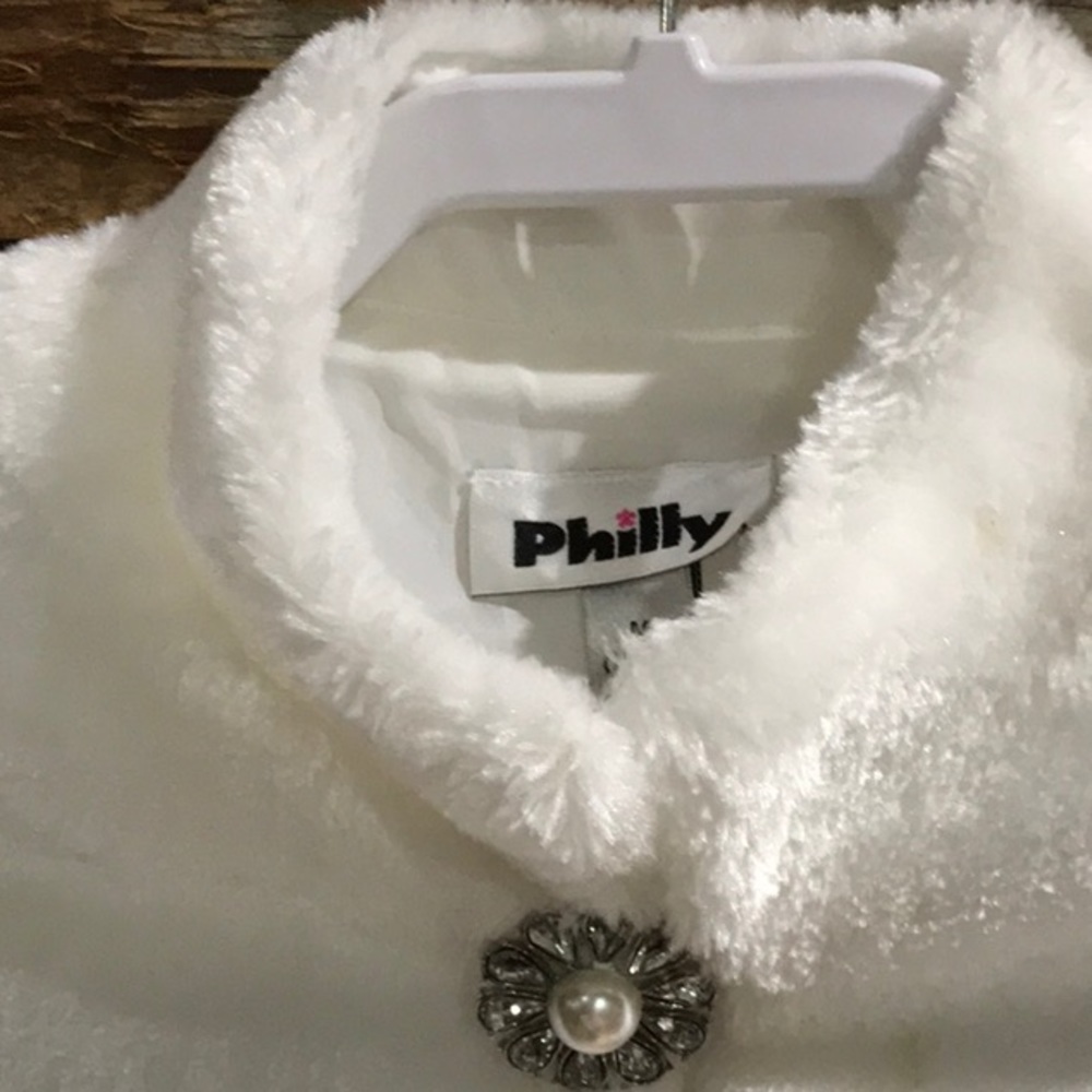 ❄FROZEN? ❄ faux fur shoulder wrap with broach - Picture 3 of 5